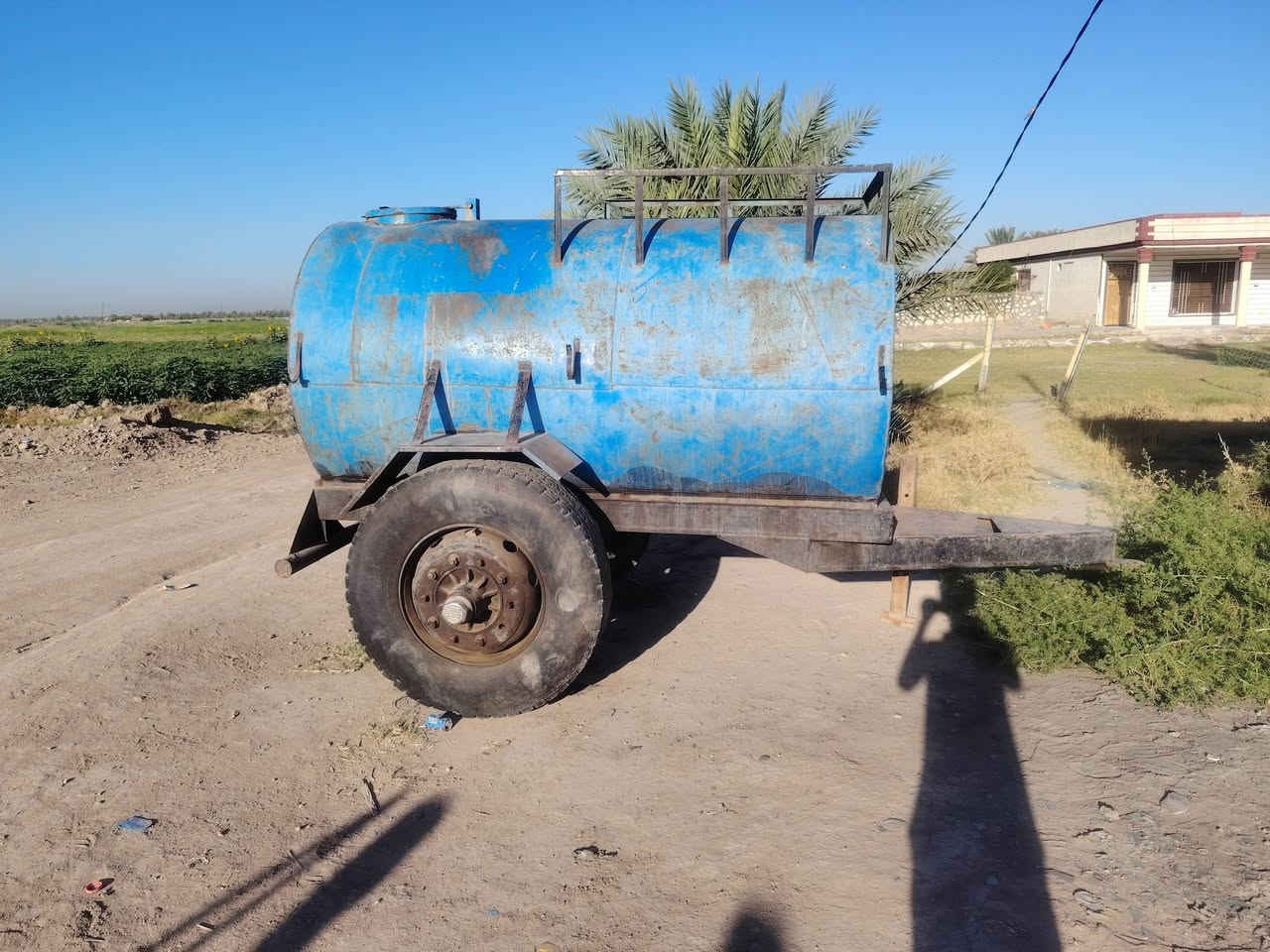 مقطورة للبيع  العنوان بابل الحمزه الغربي خميسيه
سعه 4000لتر ماء 
للاستفسار ***********.
