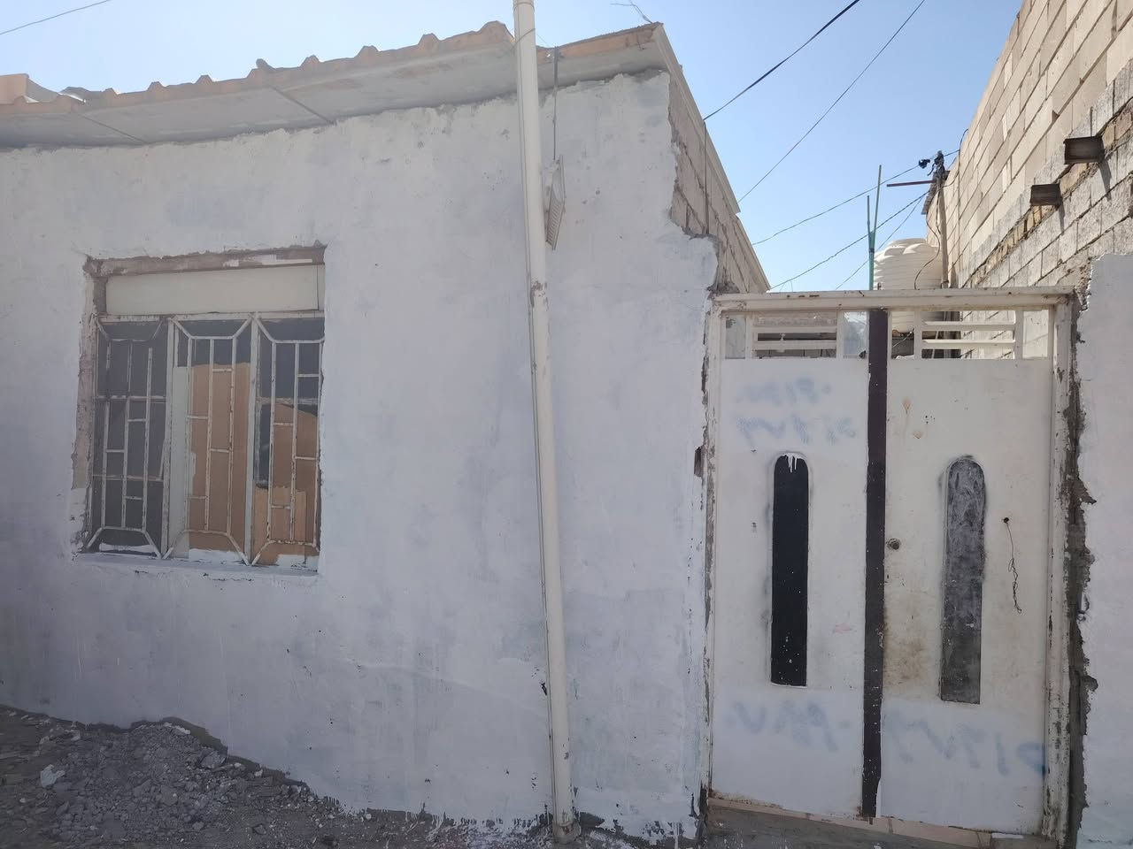 بيت للبيع مساحه 100 متر مكان البيت بالنجف مقابيل المعهد الفني على شارع ابو صخير وراء المواكب وراء المواكب مباشره السعر 9,000,000 ووين مجال ***********

