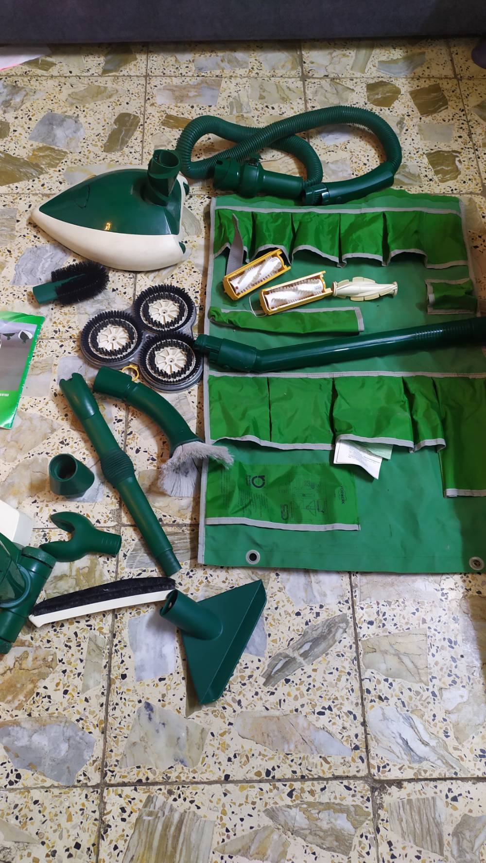 مكنسة كهربائية • تخبل