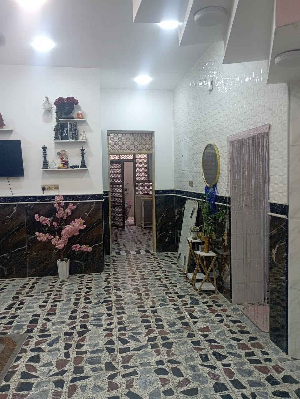 دار للبيع مساحة ١٦٣ متر درجة اولى ٢ غرفة نوم صالة مطبخ استقبال تخاريج داخل وخارج عنوان الداركوفه حي ميسان شارع الشيوخ مقابل سكلة رعد السعر ٧٨ معه المجال الاستفسار على رقم مكتب الاسدي
***********/***********
