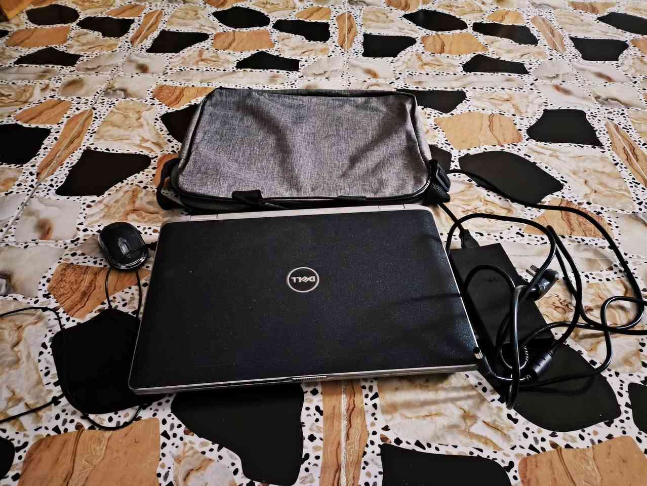 لابتوب Dell للبيع 170 الف فقط بي مجال حگ الجية للتواصل *********** 
Dell Latitude E6540
المعالج (CPU): Intel Core i5 (من الجيل الرابع vPro، يظهر شعار Intel Core i5 أسفل لوحة المفاتيح).
حجم الشاشة: 15.6 بوصة (تتضمن لوحة أرقام جانبية كاملة Numpad).
لوحة المفاتيح: كيبورد كامل مع أزرار التنقل (TrackPoint) بالمنتصف ولوحة أرقام جانبية.
نظام التشغيل: Windows 10
رام 8
