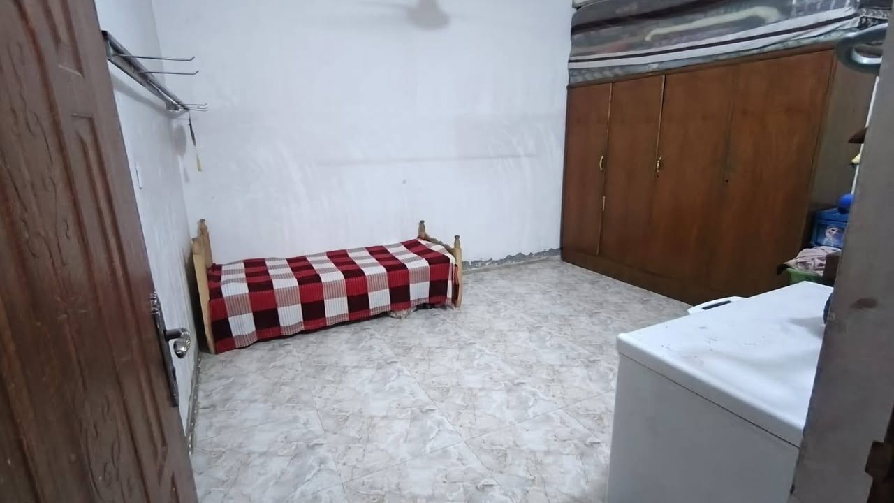 السلام عليكم  

دار للبيع المساحة  100 م بناء  طابوك   قاط ونص  

يحتوي  البيت  ع غرفتين  نوم وصاله واستقبال  وكراج  

خدمات مي كهرباء تبليط   الموقع منطقه الكرغوالية    

قرب مدرسة المسار    طابو سند 25   سعر  45 مليون   

للأستفسار ***********
