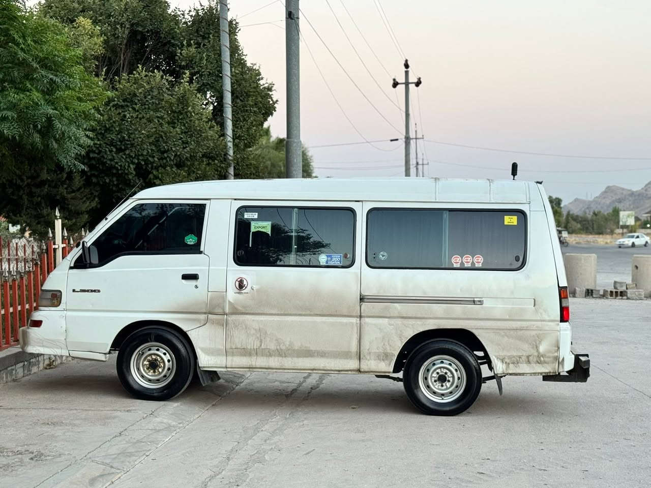 سلاو لە هەموو هاوڕێیان 
مستەر بۆشی ٢٠١١ 
حلوج کۆدی بەناوی خۆمە
گێر و مەکینە و تەبریت بەشەرت
تاقم گاحی و کوشنی لۆک دەرگە سکە 
سەقفی بۆیاخی نییە دەحم و لیدراوی نییە
توند و تۆلە دینار مەسروفی نییە
شوێن ڕانییە
٦٠$ مەجالیکی برایانە
***********
***********
