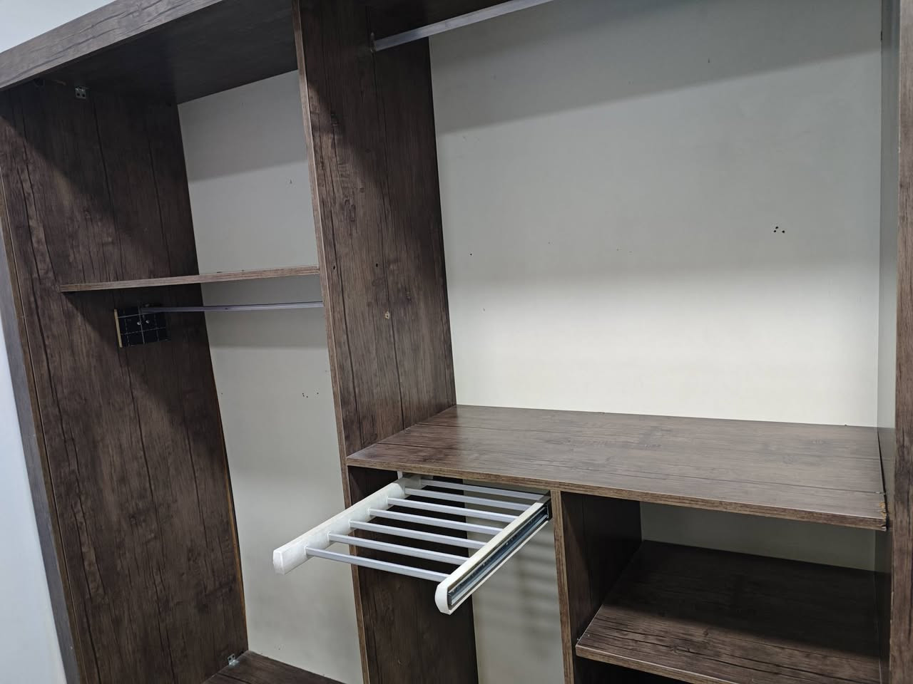 السلام عليكم غرفه مال بيت كلش نضيفه سعرها 230 وبيها مجال اتصال ***********
