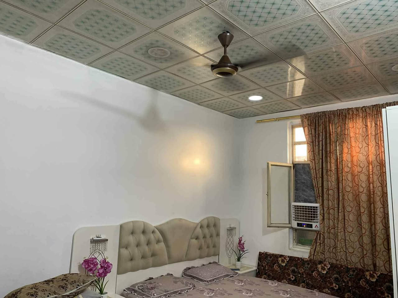 السلام عليكم 
بيت 100 متر للبيع خلف بيانو داخل شفتة بناء حديث ويحتوي ع مطبخ واستقبال وصالة وغرفة وصحيات والطابق الثاني 3غرف وصحيات واجهة البيت 7 والنزال 14ونص للاستفسار الاتصال ع هذا الرقم ‭***********‬
