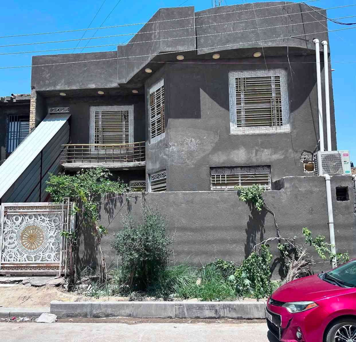 🏠 منزل للبيع في السديناوية (بناء حديث بمواصفات ممتازة)
للباحثين عن السكن المريح أو الاستثمار الذكي، منزل طابقين بناء حديث بتصميم راقٍ ومساحة واسعة معروض للبيع من المالك مباشرة.

✨ أبرز ميزة: يحتوي المنزل على درج خارجي للطابق الثاني، مما يتيح لك إمكانية فصل الطابق الأول عن الثاني بالكامل ليصبح عبارة عن بيتين مستقلين تماماً (مناسب جداً للسكن العائلي المشترك أو تأجير أحد الطوابق).

 📍 الموقع: السديناوية - حي الرحمن (نهاية شارع السايدين).

 📐 المساحة: 225 متر مربع. (زراعي)

 🛣️ الشارع والخدمات: يقع المنزل على شارع عريض 10 متر، والمنطقة مخدومة بالكامل (تبليط، أرصفة، مجاري ثقيلة وخفيفة، وخط الكيبل الضوئي واصل لراس الفرع).

 🛏️ عدد الغرف الإجمالي: 6 غرف نوم (منها 3 غرف بنظام سويت).

📐 تفاصيل تقسيم الطوابق:

 الطابق الأول:

 غرفتين نوم ،(واحده بنظام سويت).

 صالة كبيرة + استقبال واسع.

 مطبخ متكامل.

 كراج للسيارة.

 صحيات داخلية وخارجية.

 مناور عدد (2) لتهوية وإضاءة ممتازة.

 الطابق الثاني:

 4 غرف نوم (2 منها بنظام سويت مع حمام خاص).

 صالة مريحة.

 صحيات مشتركة.

 السطح والخدمات الإضافية:

 السطح مكسو بالكامل بـ الشتايكر مع عازل حراري ممتاز.

 البيت يحتوي على برج إنترنت راكب مع عدد من المشتركين

للتواصل واتساب ( ***********)
