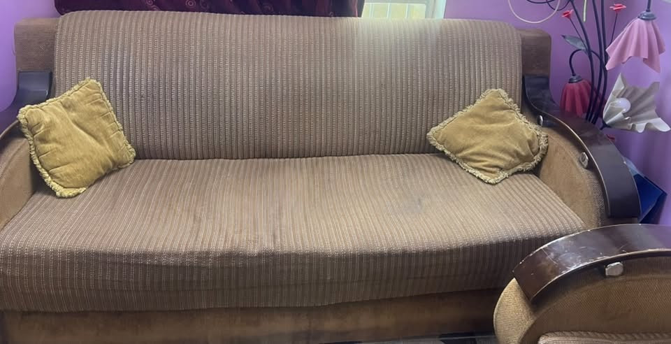 🛋️ طقم قنفات تركي أصلي للبيع 🤎
✨ تركي أصلي
✨ الهيكل الداخلي حديد مو خشب
✨ اليدات خشب صاج تركي أصلي
✨ بيهن بعض الضرر والاستعمال، والتفاصيل واضحة بالصور

💰 السعر 150 ألف دينار وقابل للتفاوض

***********واتس اب
