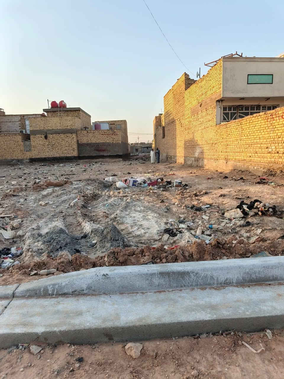 السلام عليكم 
قطعة الارض للبيع حي الزهراء خلف المعهد التقني 
طابو صرف 
مساحة العرصه ٨٣٢ متر 
واجهة ٢٦ نزال ٣٢
متوفر كافة الخدمات مي كهرباء وتبليط جاي يشتغلون بي 
للاستفسار اكثر مراسلة الرقم 
***********
