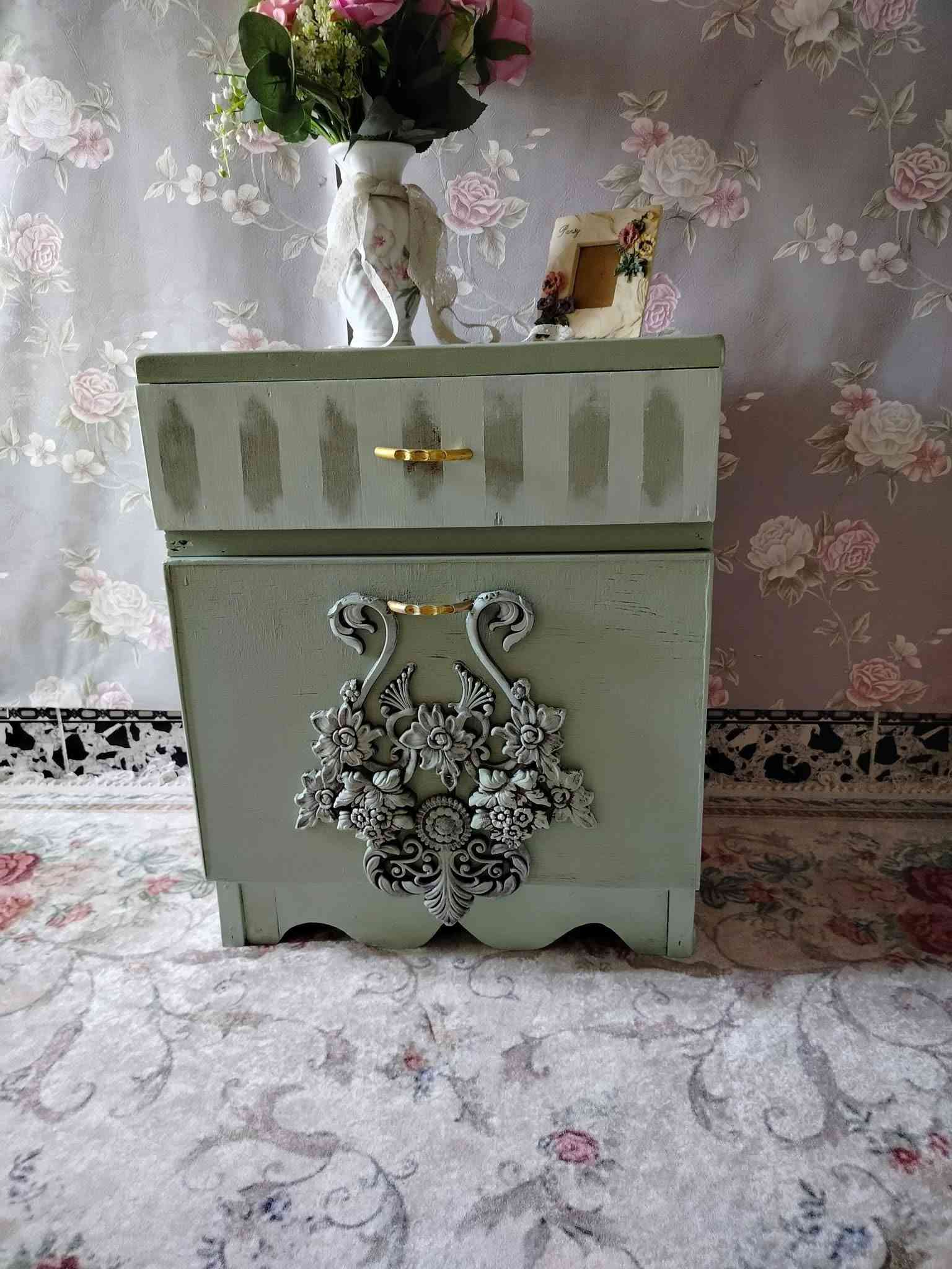 🌿✨ للبيع | كومدينة فنتج ✨🌿
قطعة مميزة بطابع فنتج ريفي أنيق 🤍
باللون الأخضر الرمادي المعتّق، مع زخرفة بارزة ولمسات ذهبية ناعمة تعطيها طابعًا قديمًا وفخمًا 🌹
مناسبة لغرفة النوم، الصالة أو كقطعة ديكور مميزة تضيف لمسة دافئة للمكان.
💰 السعر: 25 فقط
🌸 قطعة مميزة لعشاق الفنتج والقطع ذات الطابع القديم 🌸
كلاسيك فنتج | Classic Vintage 🤎
