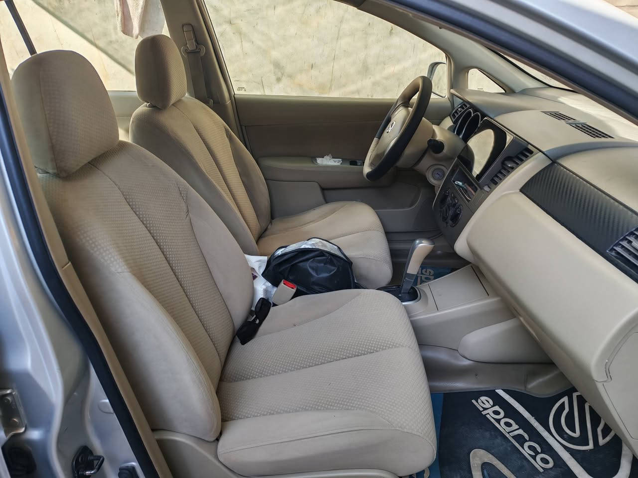 نيسان تيدا خليجي ٢٠١٢
سنوية باسمي جديد ٢٠٣١
هزة ٢٠٢٧
تبريد ثلج
تخم تايرات جديد 
تعديل بارد بنص جاملغ امامي طرف السكن
وشبر بالباب الخلفي
بي بطاقة بانزين
***********
