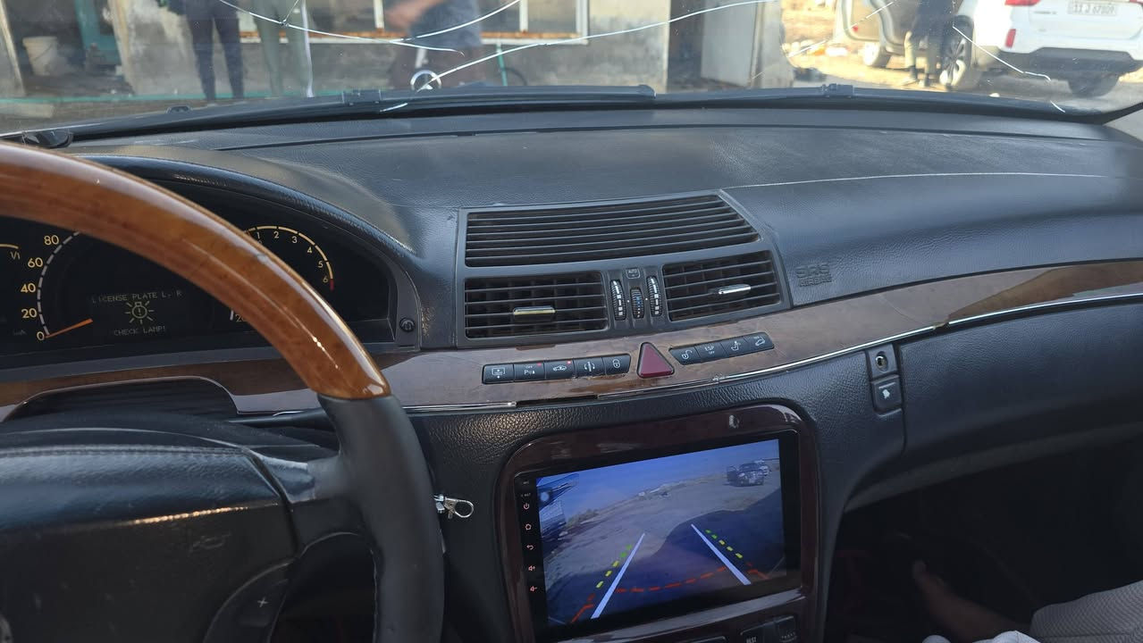 السلام عليكم
 S500 ;;2003رقم بصره 
انكليزي  معروفه مواصفاته ال500 رئاسي 
السيارة خير من الله بس عوزه كم شغله بل كماليات 
السعر ١٢٥ 
مكان السيارة الديوانيه  ***********
