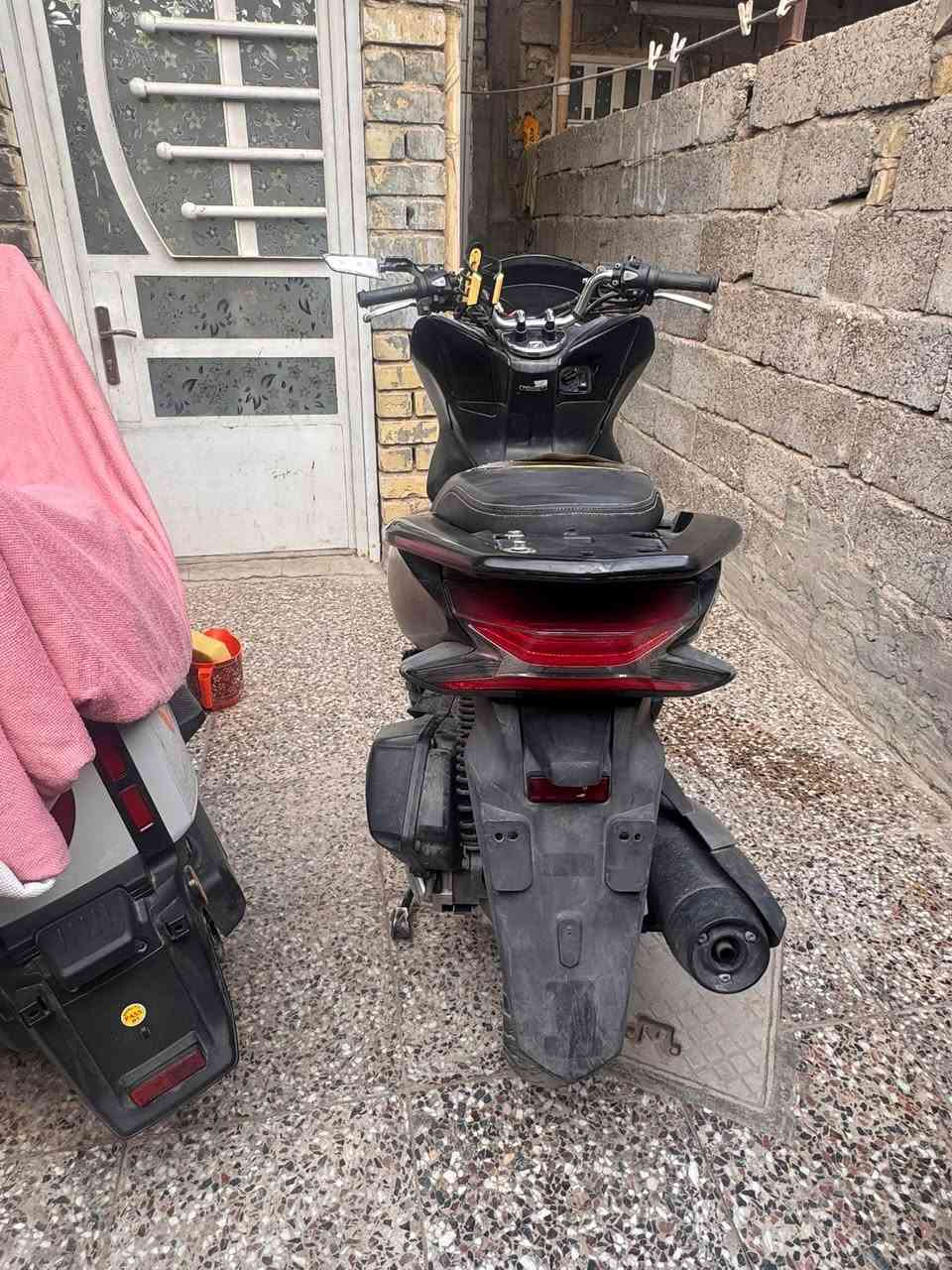 🔥 للبيع هوندا PCX 150 – Gen 3 🔥

🏍️ Honda PCX 150cc – Gen 3

دراجة هوندا PCX، عملية ومريحة للاستخدام اليومي والمشاوير داخل بغداد.

المواصفات:
✅ محرك 150cc
✅ أوتوماتيك
✅ تشغيل بصمة Smart Key
✅ شكل رياضي وشبابي
✅ جاهزة للاستخدام
✅ أوراق أصولية

ملاحظات على الحالة:
🔸 بيها طگة بسيطة وآثار استخدام وخدوش موضحة بالصور.
🔸 الكرسي بيه فتحة بسيطة ومبينة بالصور.
🔸 الفحص متاح للجادين.

💰 السعر: 13 ونص ورقة 💵 وبيها مجال بسيط
📍 الموقع: بغداد – الشعب

📞 للاستفسار: اتصال أو واتساب
***********

⚠️ السعر قابل للتفاوض للجاد فقط، والفحص خير دليل.
