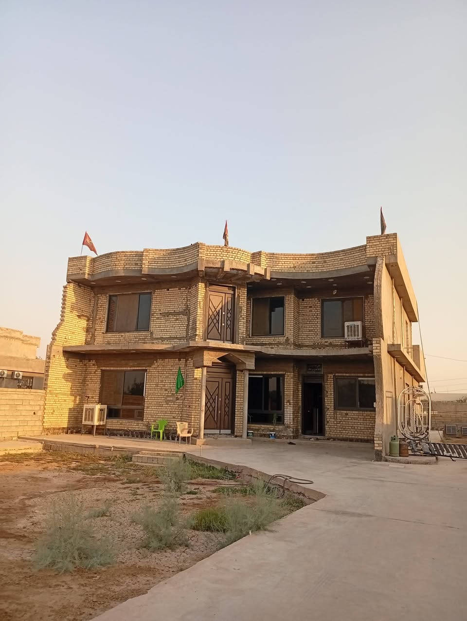 دونمين مع دار  مع مشتمل للبيع 
الدار يحتوي ع طابقين الطابق الاول 
2 غرف نوم +هول استقبال مطبخ حار بارد +مطبخ خلفي استقبال وصالة ومجمع صحيات  الطابق الثاني 4 غرف نوم +صالة + مجمع صحيات البناء  فولVIP مساحة الدار 330 متر   المشتمل هيكل ابلوك غرفتين نوم صالة استقبال مطبخ مجمع صحيات  مقابيل القرية النفطية   مع دونم سياج فقط سند 35 ايجار   كهرباء ماء تبليط سنة بناء الدار 2023 طابوق 
واتساب ***********

