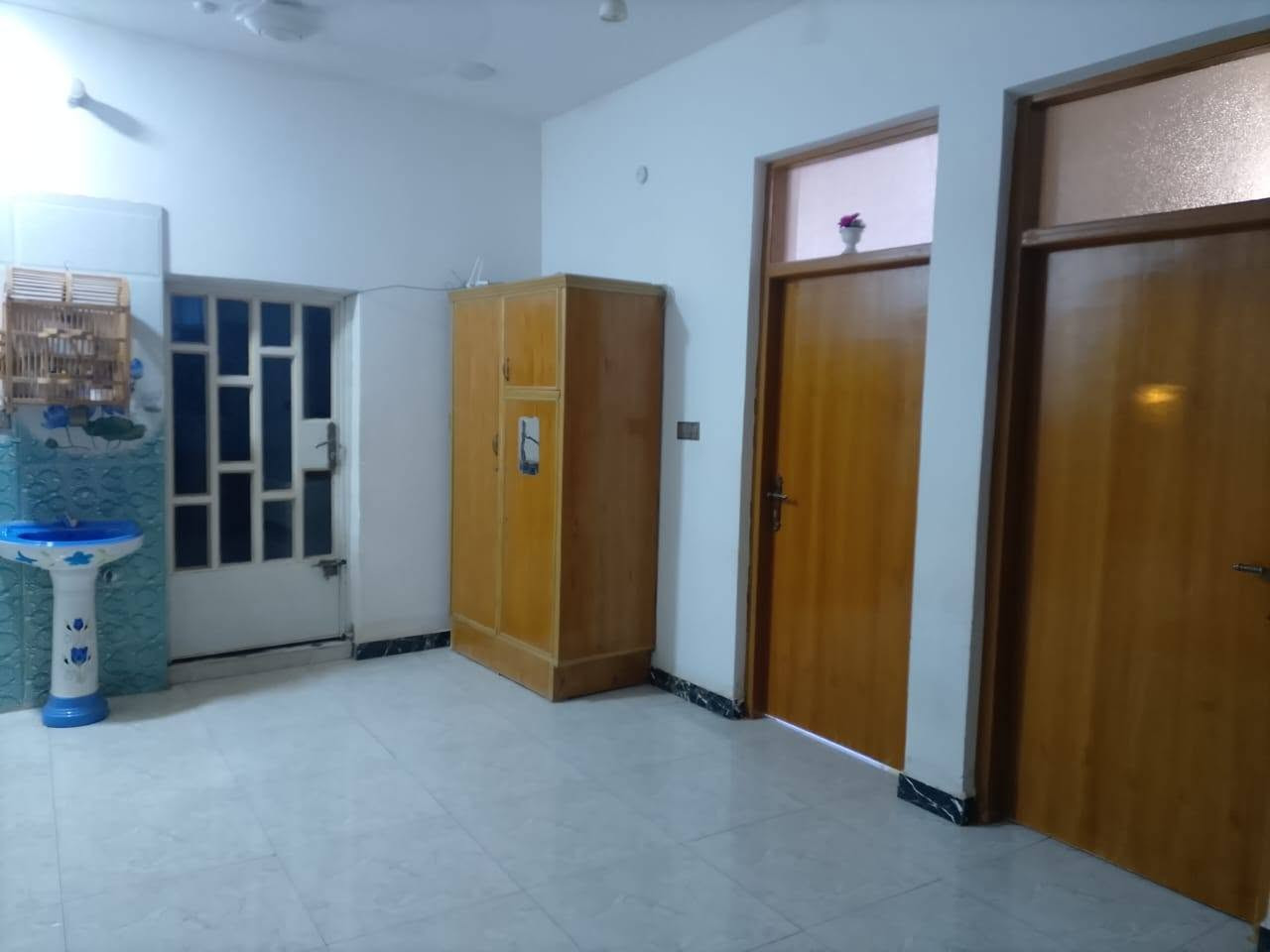 السلام عليكم
بيت للبيع الموقع حي الاسرى الزراعي مقابيل مجمع بيت حموز نهاية شارع مستشفى الرازي
المساحة 170 م
يحتوي على استقبال وصالة ومطبخ وغرفتين نوم ومناور 2
السعر 150وبي مجال
للأستفسار  الاتصال على ***********
