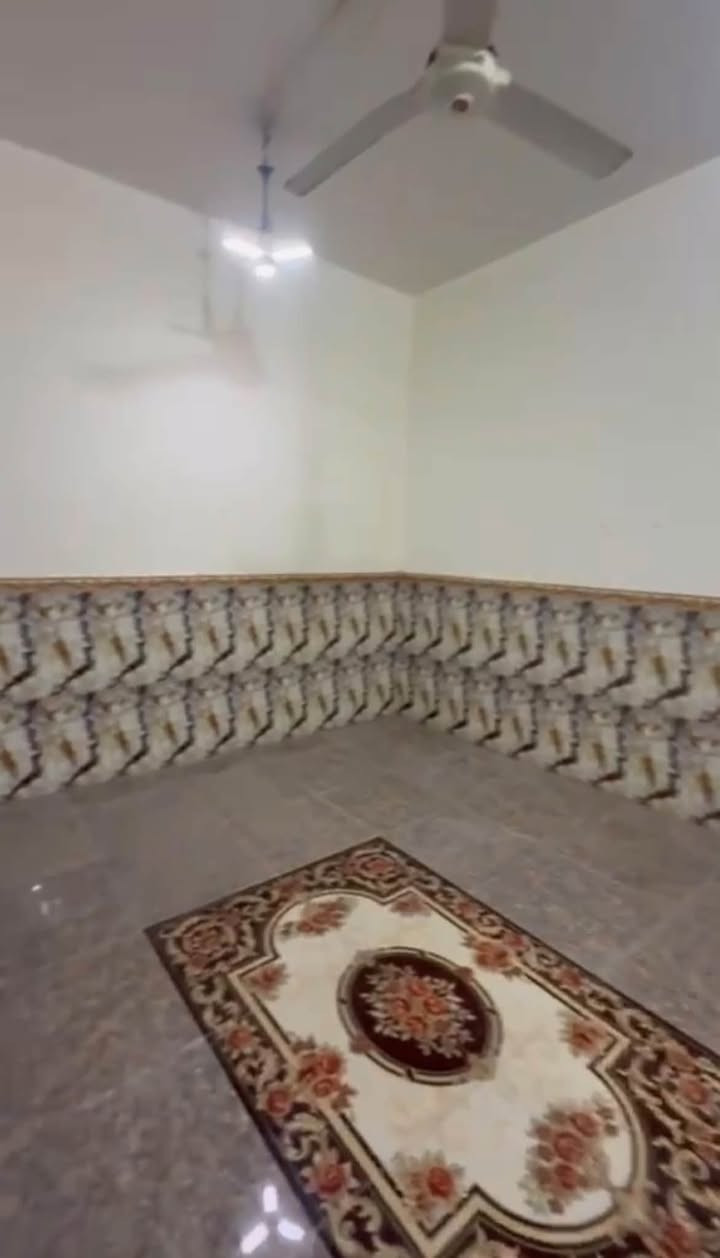 بيت للايجار (قرب بيت سيد صدام)يحتوي على غرفه وديوانيه وصاله ومطبخ وصحيات وكراج ومنور السعر 450 الف شامل الماء والكهرباء
واتس ***********

