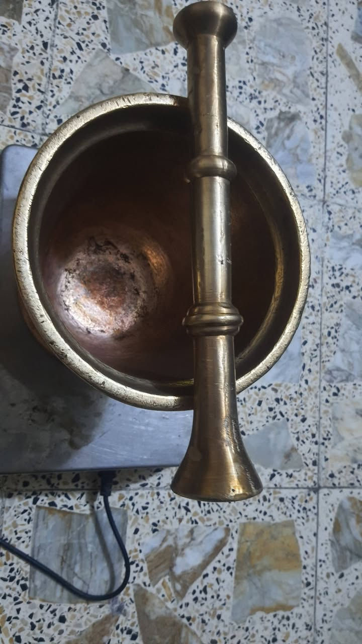 هاون انتيكه  الارتفاع ٢٠ اليده الارتفاع ٣٠  الوزن ١٠ كيلو  وشويه   التواصل ***********ابو علي  السعر المطلوب ١٧٥ الف
