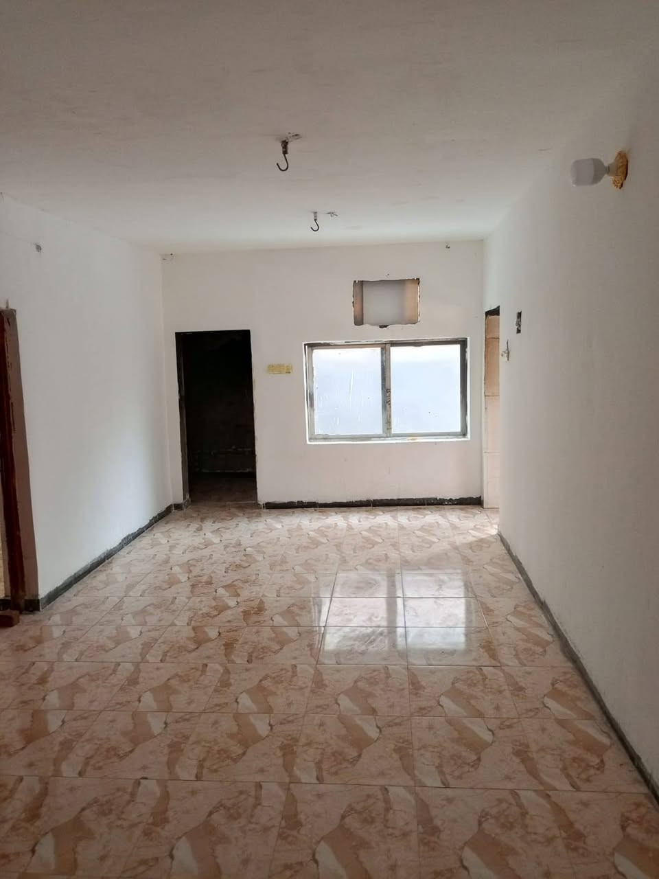 🏡 للبيع بيت سكني بمساحة 200م² 🏡

بيت مرتب ومناسب للسكن، يتكون من:
🛏️ غرفتين نوم
🍳 مطبخ
🛋️ استقبال
🛋️ صالة
🚿 خدمات

📐 المساحة: 200 متر
✨ موقع مناسب حي الشهداء  مقابيل ساحه قرب بوابه الغراف فرع حسينيه اهل البيت 
💰 السعر: تواصل عل هذا الرقم
📞 للاستفسار والتواصل:***********
