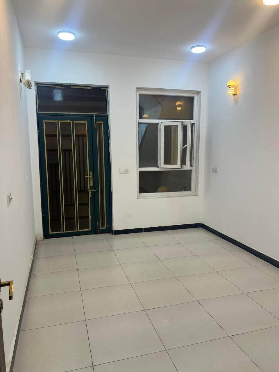 ـيـت للإيـجـار  ( طابق ارضي ) ( نضيف جداً )

_______________________________________
📍 مجمع السلطان الثالث - ثاني فرع من الشارع العام قريب جداً من السوق 
🔷مساحه 100m
🔷 غرف نوم (المساحة بالفديوا المنشور ) 
🔷 صاله (هول)
🔷مطبخ 
🔷خدمات صحيه  
  🔷حولي كبير 
🔷 السعر : 400  الف 
تصوير البيت بالمنشور 
بدون دلاليه
——————————————————
للاستفسار اكثر : *********** متوفر واتساب
