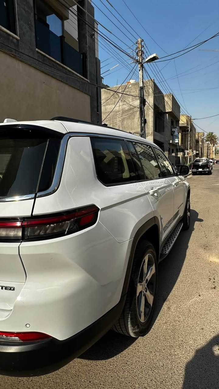 � للبيع — Jeep Grand Cherokee L 2022

الموديل: 2022
المواصفات: خليجي 🇦🇪
المحرك : V6. 3.6L 
العداد :  57كيلو

المواصفات :
* دفع رباعي 4x4 
* ⁠Alpine سستم صوت 
    *   رادار امامي مع مانع تصادم 
    *   تحذير الخروج عن المسار 
    *   تحذير النقطة عمياء A
    *   ويل قياس 20 انج 
    *   سقف بانوراما 
    *   شاشه كبيرة 10.1 انج 
    *   نظام الخرائط (GPS)
    *   كاميرا داخلية
    *   كاميرا خلفية 
    *   المصابيح الأمامية زنون 
    *   كشافات الضباب زنون 
    *   تشغيل عن بعد
    *  صندوق كهربائي 
    *  مقصورة الركاب من الجلد الفاخر 
    *  حفظ وضعيات الجلوس ميموري
    *  المقاعد الأمامية كهربائية 
    *  المقاعد الأمامية تبريد وتدفئة 
    *  المقاعد الخلفية تدفئة                    
    *  انارة داخلية LED 
    *  حساسات خلفية .
    *  دوسات جانبية.
    *  7 راكب 
    * مكيف خلفي مع وحدةتحكم   منفصله
    * تدفئة ستيرن 
    * مانع تصادم خلفي 
    * بلوتوث تلفون 
    * محدد سرعة 
    * نظام التشغيل والاطفاء الاوتوماتيكي
*إطارات جديدة بالكامل، بحالة ممتازة
السعر: 325
للاستفار :***********
