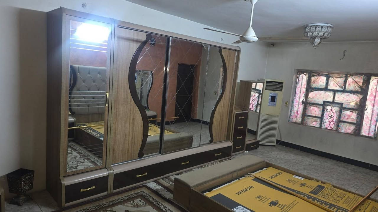 السلام عليكم هاي الأغراض للبيع مع ميز بلازمه زجاج قيم بلي يرضي الله وتعال اخذ مستعجل عل بيعه مكاني بغداد حي جميله ***********
