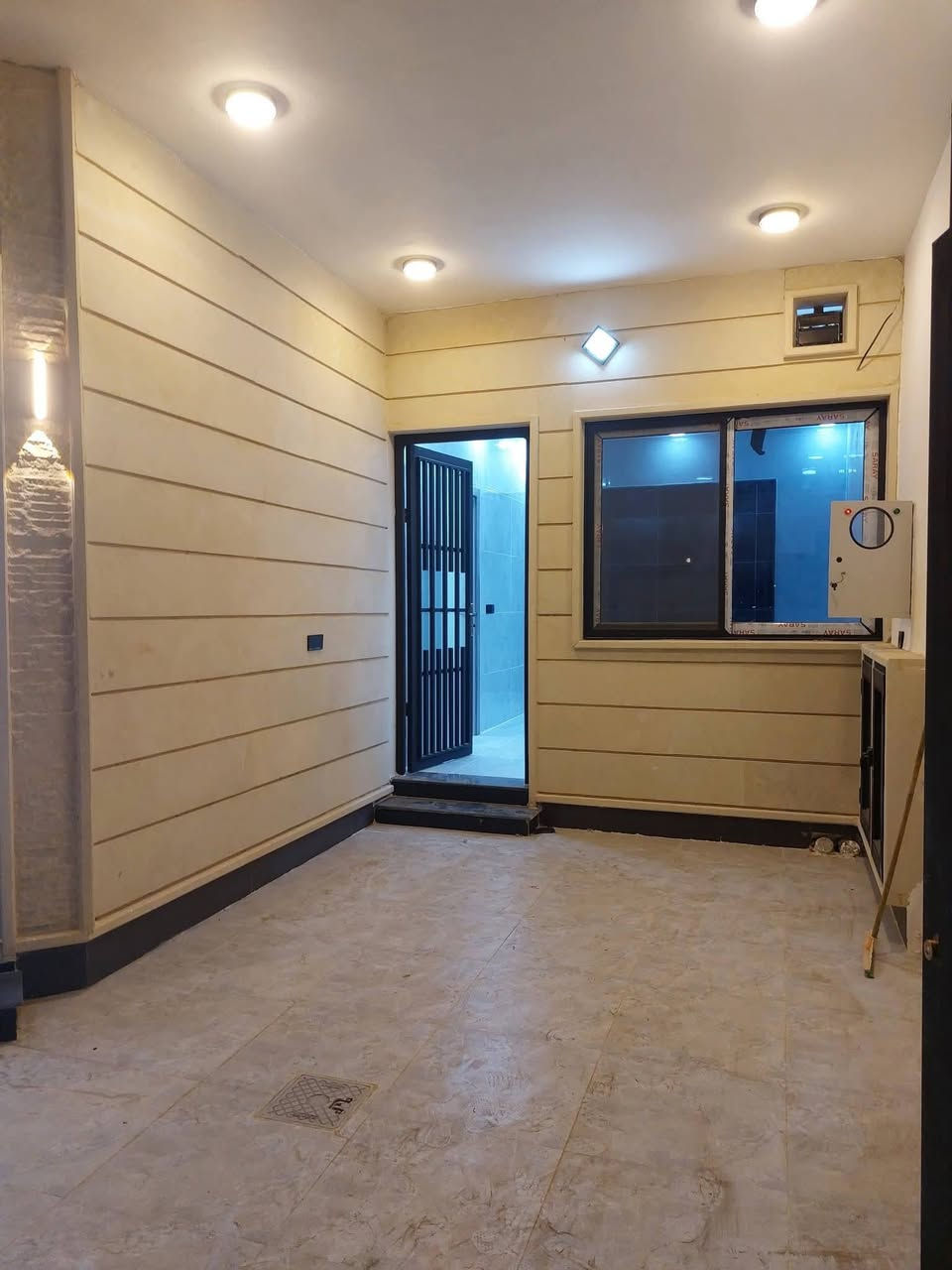 دار للبيع في حي السكر .
المساحه ١٥٣ متر واجهة ٧.٥ متر. 
اتجاه قبله شارع ٢٠ متر  رصيف ٥ متر. 
يحتوي على ٦ غرف نوم وهولين واستقبال مع باقي المشتملات. 
الدار بناء حديث وتسليم فوري .
سند طابو الزهور ومكاتبه مع الشرعي مباشر. 
لمزيد من المعلومات والسعر الرجاء الاتصال على أرقام المكتب لطفا 
***********
***********
***********
او مراجعة المكتب في حي النور بعد دورة زيناوه بأتجاة دانيه ماركت مقابل صيدليه الكوثر.
