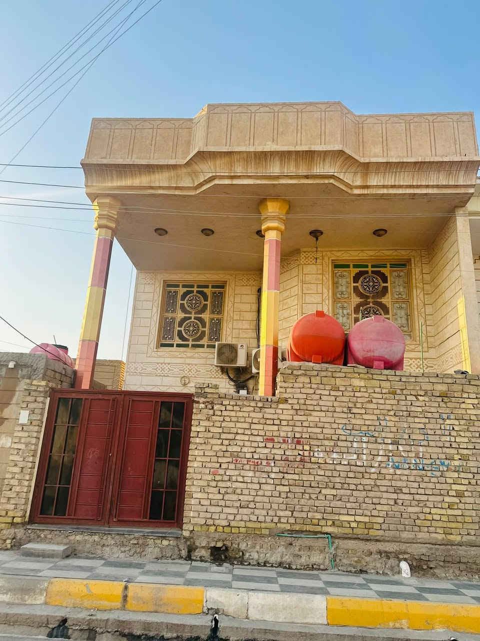🏠 بيت للبيع
مساحة البيت: 200 متر مربع

يتكون من:

4 غرف نوم

صالة استقبال واسعة

ديوان

مطبخ

حمامات خارجية

حمام داخلي

علمآ ان الطابق الثاني يحتوي على غرفتين مع تصميم وتجهيز لغرفتين وصالة اخرى ، لم تبنى بعد ويمكن إكمالها حسب رغبة المشتري.

📍 الموقع: قلعة سكر – حي العسكري – شارع المستشفى والمدارس. الشارع الرئيسي

رقم الاتصال... ***********
