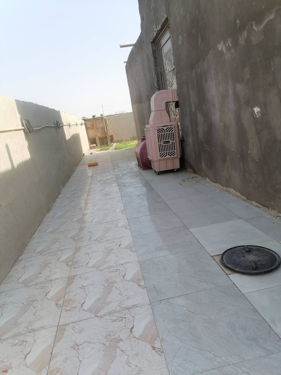 بيت زراعي مساحته  400متر
قرب المستشفي عل شارع العام مقابيل مجمع الجوهر
الاستفسار  تصال عل هاذا الرقم***********
