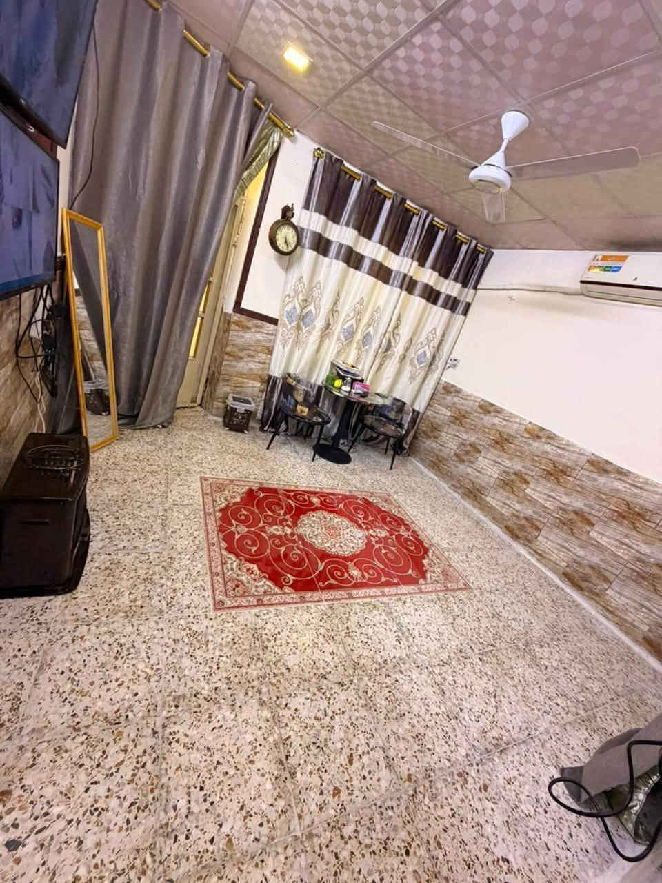 البيع موقع البيت السيديه الشارع التجاري / المساحه 50 متر / الواجه 5-6 / النزال 5•7 / مع تشجير 50 متر بصف البيت / يحتوي البيت ثلاث طوابق بمدخلين / ثلاث غرف نوم / صاله / مطبخ/حمامين/حولي/منور/سطح رقم ***********
