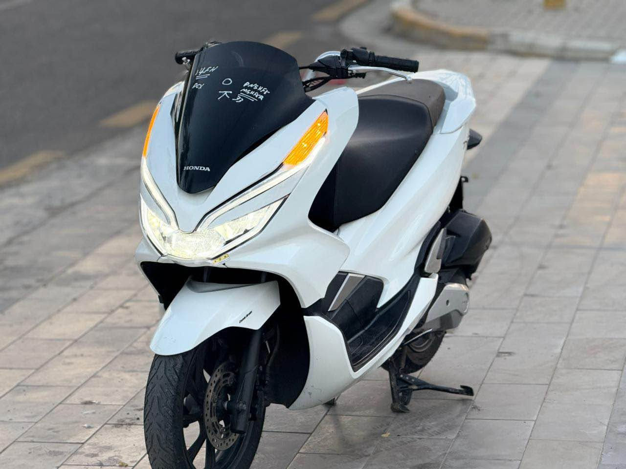 للبيع دراجه pcx  جيل ثالث بصمه الحديث  يوماهاالاصلي  مكينه 150 حساس حرف A نوزل خطين ستان كهربائي ماشيه14 الف زيرو الدراجه مال بيت حساس ازدحام دراجه جديده  حساس شلعه معدل خير من الله دراجه تتعب تكول جديده مال جناي  مكان بغداد الكرخ السعر 14 ونص$$ وبيهه مجال والاستفسار *********** بغداد, العراق
