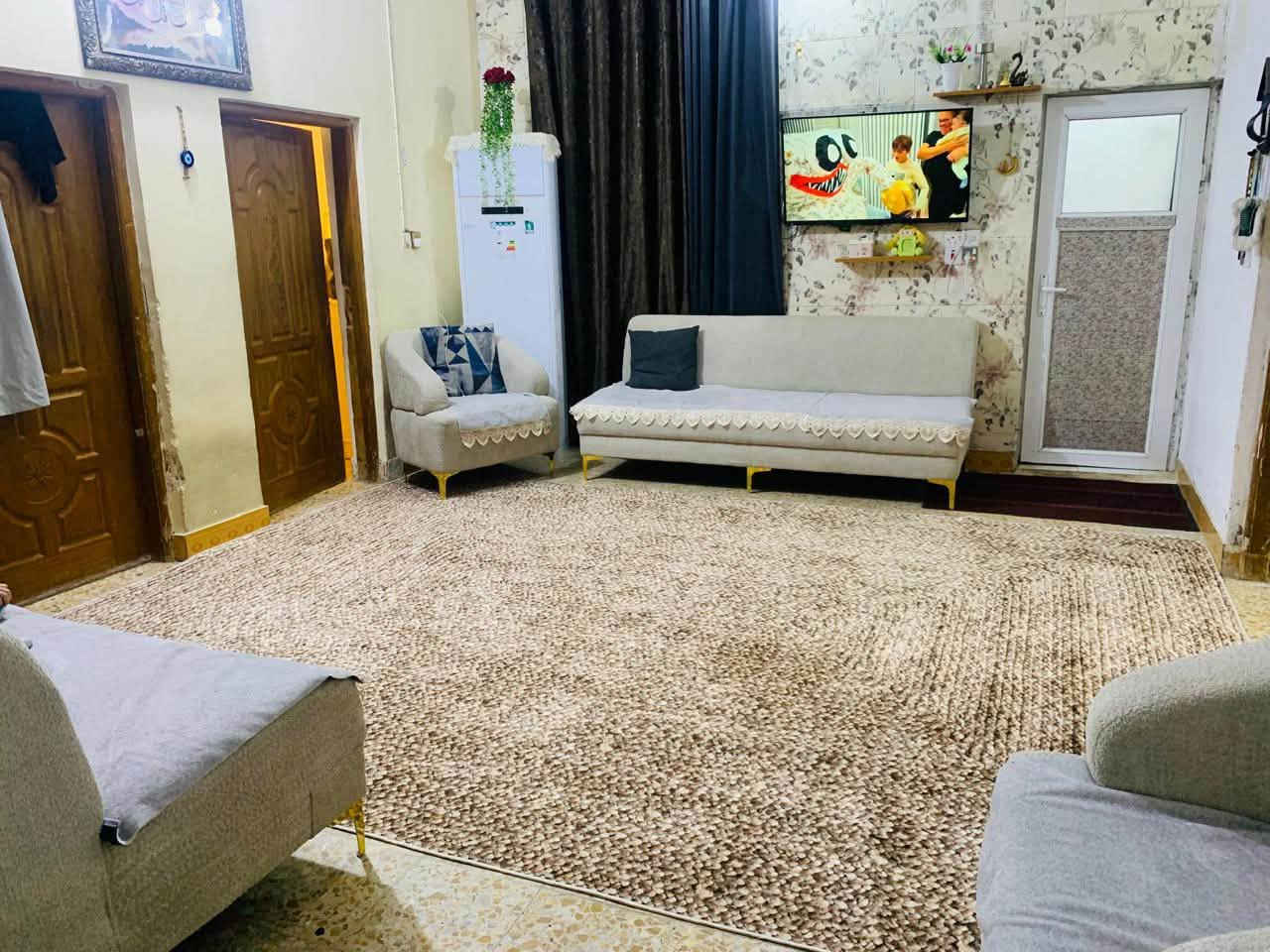 السلام عليكم
للبيع بيت طابو زراعي مساحتة ١٩٠م حي ١٧ تموز يبعد ٢٠٠م عن جامع الإحسان يحتوي ع غرفتين وصالة واستقبال ومطبخ وصحيات داخلية وخارجية وگراج سيارة للاستفسار ع الرقم ***********

