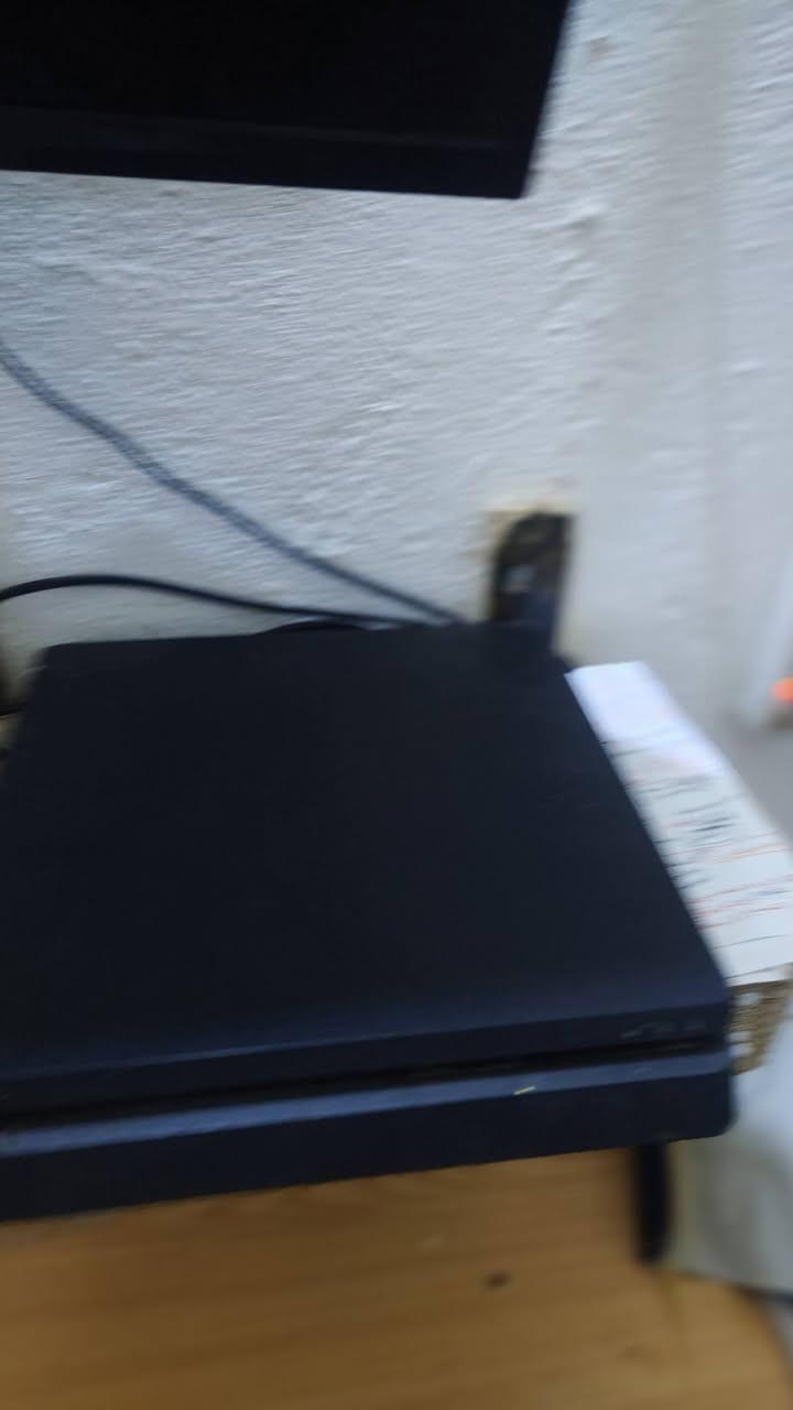 بلي فور سلم نص تيره ويا يدتين والعاب fifa23وfifa25 و gtav horaizon mainecraft السعر250 البصرة ابو الخصيب ***********
