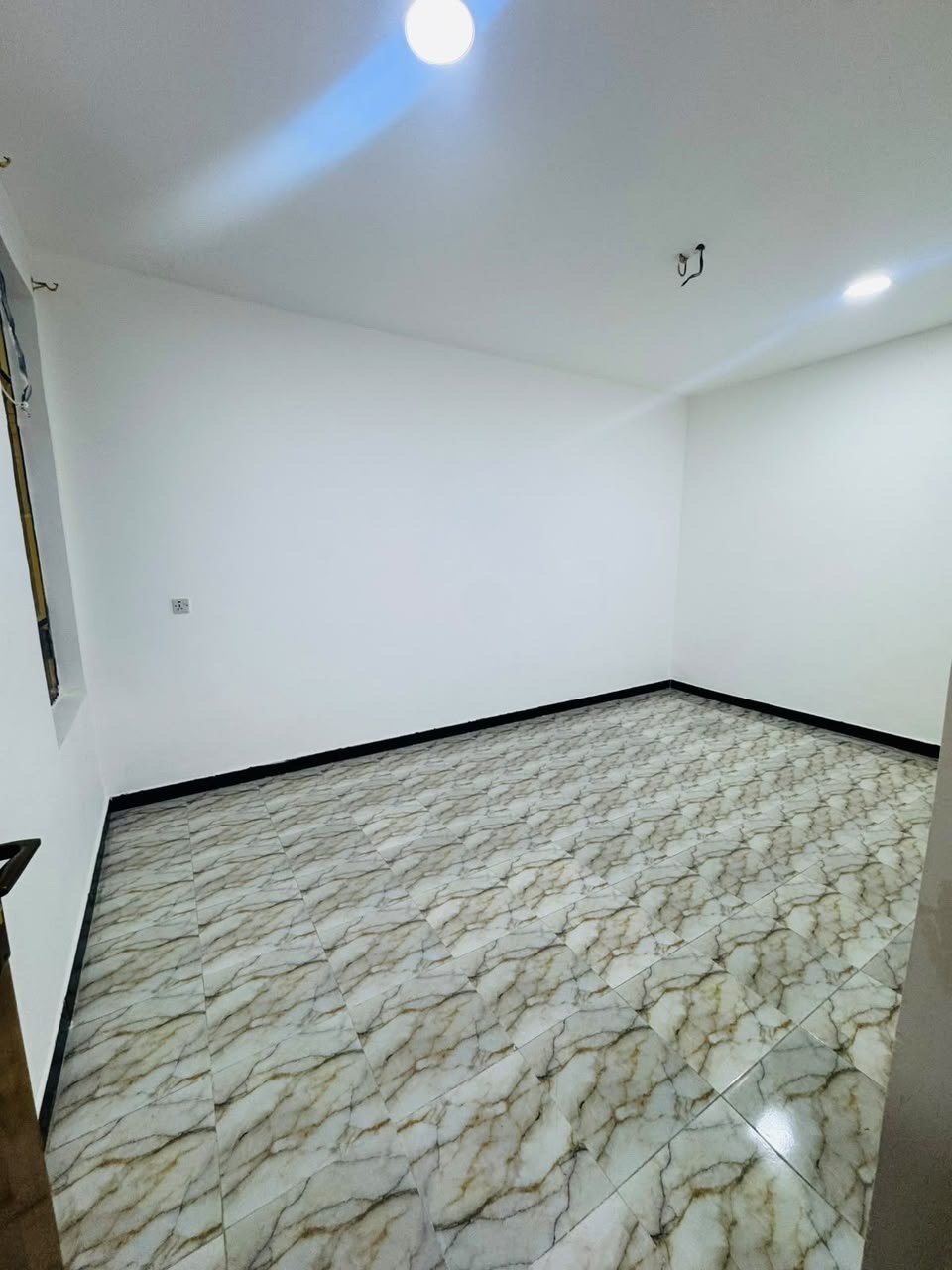 بيت في حي دجله السكني شارع مطعم ساعه البيت معزول طابقين كل طابق غرفه جلوس غرفتين نوم وحمام ومطبخ إيجاره كل شهر مليون