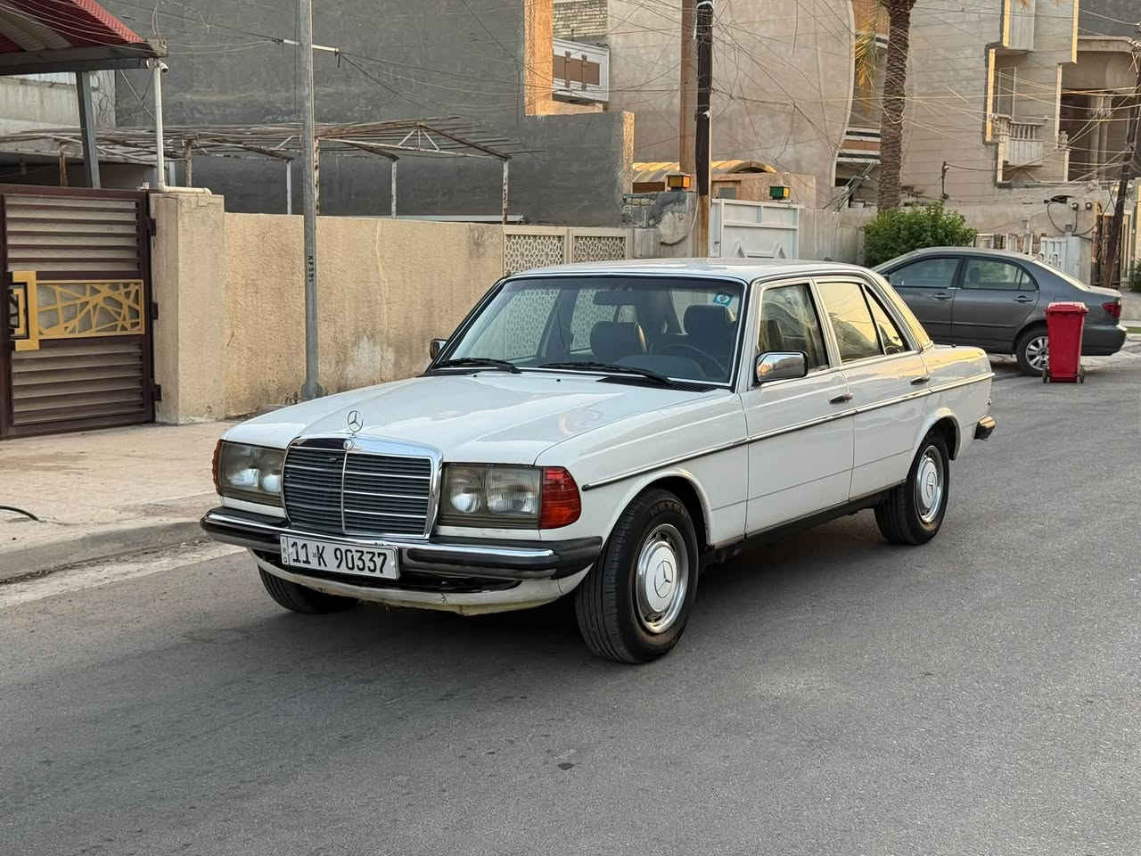 مرسيدس w123 ابو جحيل موديل 1983 اصل .. محرك بلادي 6 سلندر حجم 300 عنكبوت
السياره مكفوله من الضربه او التعمير ،، صبغ جماليه فقط 
محرك وكير جدد تبريد شغال صدر امامي خلفي تخم تاير كله جديد ،،، السياره بلواقع احلى من الصور وغرفتها جديده
رقم بغداد دولي وبأسمي ،، المكان بغداد حي الخضراء
السعر 70 ورقه ،، ***********
