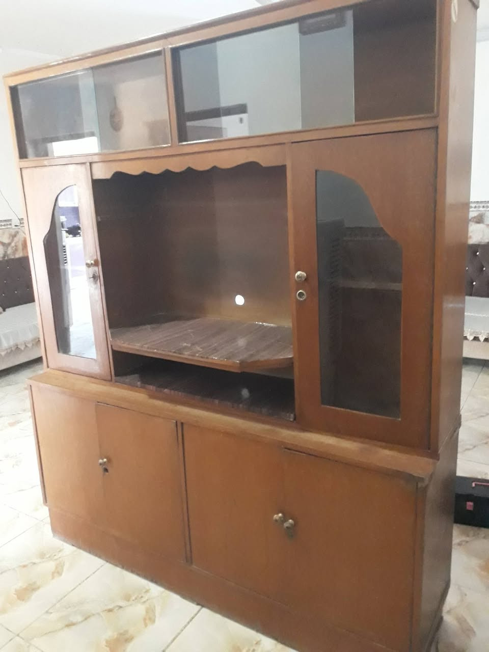 سلام عليكم معرض للبيع صاج نظيف كلش 
ارتفاع ٢٠٠ العرض ١٧٠
المعلق مفصول عن الارضي يعني قطعتين 
مكاني النصر والسلام ***********
