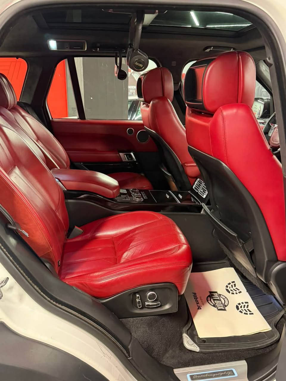 العنوان: للبيع ملكة الفخامة البريطانية.. رانج روفر فوچ Autobiography 2016 (VIP الملكية) - خليجي سردار
الأداء والقوة (القلب النابض):
المحرك: الوحش البريطاني V8 Supercharged.. عنوان للقوة والأداء العالي .
ناقل الحركة: 8 سرعات مع شفتات رياضية خلف الستيرن، لتجربة قيادة ملكية تجمع بين النعومة والقوة المطلقة.
المسافة المقطوعة: 100 ألف كم فقط (إدامة شاملة وكاملة مابيها اي نقص).
المنشأ: وارد وكالة سردار - بغداد (أعلى فئة مواصفات Autobiography vip).
السونار موجود وبي تفاصيل كاملة
المحرك والكير مفتوح سيرفس يم الشركة وما بيهن اي مشكلة مجرد سوبر وبطالة تبديل وما يكلفن 700$ 
اللون: أبيض ملكي (تو كلر) مع قمارة سوداء أصلية.
المقصورة والرفاهية (VIP الكاملة)
نظام المساج: نظام مساج ملكي لجميع المقاعد (أمامية وخلفية).
نظام المقاعد: كشنات منفصلة خلفية (Individual VIP Seats) بوضعية استرخاء ملكية.
التحكم والخزن: جميع الكشنات (أمامية وخلفية) كهرباء بالكامل مع نظام ذاكرة خزن (Memory) لكل المقاعد.
الراحة: نظام تبريد وتدفئة لجميع المقاعد (أمامية وخلفية).
الديزاين: داخل جلد أحمر (كامل) فائق النعومة + سقف (شاموا/كنتارا) أسود أصلي بحالة المصنع.
التبريد: ثلاجتين منفصلة (ثلاجة أمامية + ثلاجة خلفية للركاب).
الأنظمة الذكية والتكنولوجيا:
أنظمة القيادة: نظام النقطة العمياء (Blind Spot) + حساسات أمامية وخلفية كاملة.
الإضافات الخارجية: مري شفط (طي آلي)، أبواب شفط، وصندوق كهرباء.
الرؤية: داتا شو (HUD) عرض المعلومات على الجامة، وكاميرات محيطية 360 درجة.
التحكم: ستيرن كهرباء (فول تحكم) مع نظام صوتي Meridian المحيطي.
الملحقات: غراض الشركة والعدة كاملة وموجودة بالسيارة.
التفاصيل المالية والموقع:
السعر: 29,000$ (290 ورقة) وبيها مجال طيب للشراي.

***********
