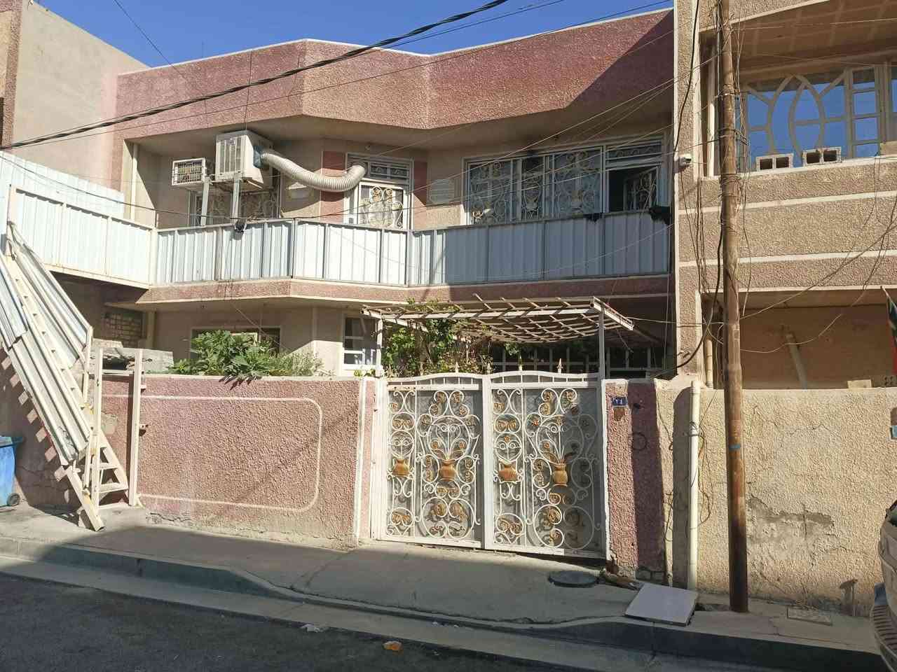 السلام عليكم دار للبيع فارغ مساحة ٢٠٠ م طابق ونص في منطقة الثعالبه الاتصال بالرقم ***********
