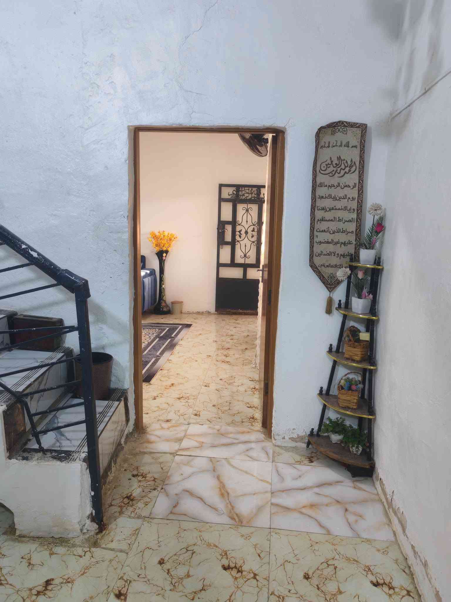 بيت مساحته 200متر العنوان ورديه الاستداره الثانيه قريب شارع بيت مرتب
يتكون من ثلاث غرف مع كلدور مع صاله ومطبخ ومجمع صحيات كامل مع كراج وحديقه بناء مرتب
البيت بيه عكاده وصب طابو زراعي سند25

مكتب وعقارات الوارث
***********
