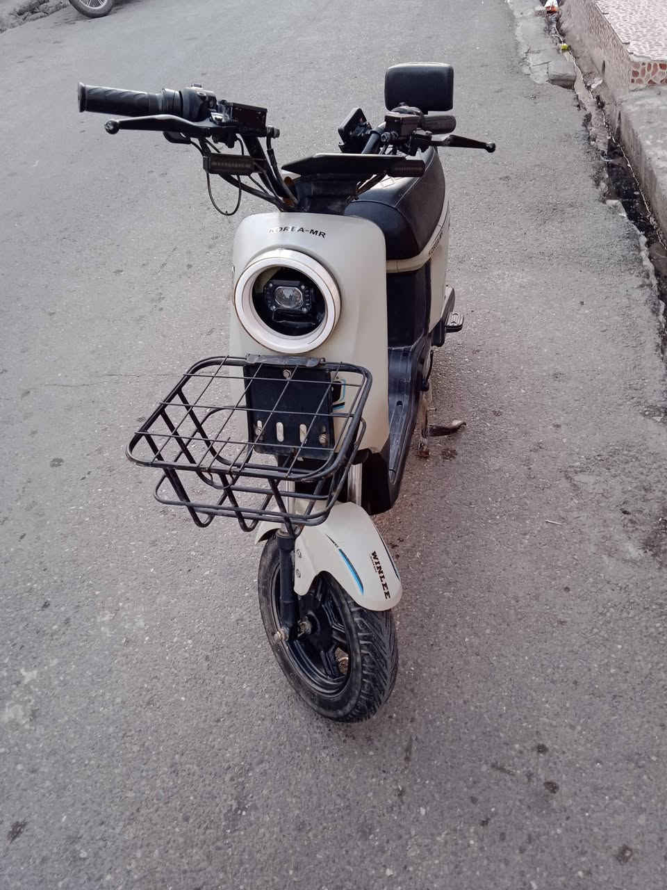 ماطور ار 9 نضام بك لسرعه 109 اربع نمر باتريات 5 دبل 30 امبير جدد  كلو شغال ما بي اي عطل تايات انضاف بي ابلوتوث ماطور كلو شرط من لتايا لي تايا للبيع لسعر 450 لشراي يخبر علرقم ***********
