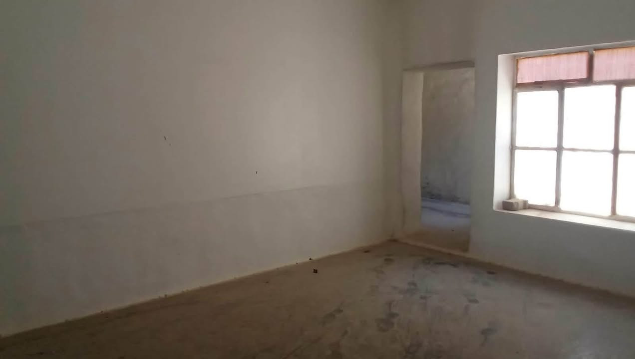 دار سكن للبيع – موقع ممتاز
 الموقع: حديثة حي العسكري قرب ساحة الغاز
 المساحة: 350 متر مربع
 جنس العقار:  (غير طابو)
 عدد الطوابق: طابقين
تفاصيل البناء:
 الطابق الأول (الأرضي):
 غرفتين نوم، هول، ديوانية، مطبخ، وصحيات.
 الأرضيات صب ناعم (الديوانية أرضية سيراميك).
 المطبخ والصحيات قيد الإنشاء.
 الطابق الثاني:
 غرفتين نوم وصحيات معزولة.
 الطابق مكتمل بالكامل (تغليف سيراميك).
السعر المطلوب: 65 مليون دينار (عراقي) مع تفاوض بسي
للاستفسار ***********
