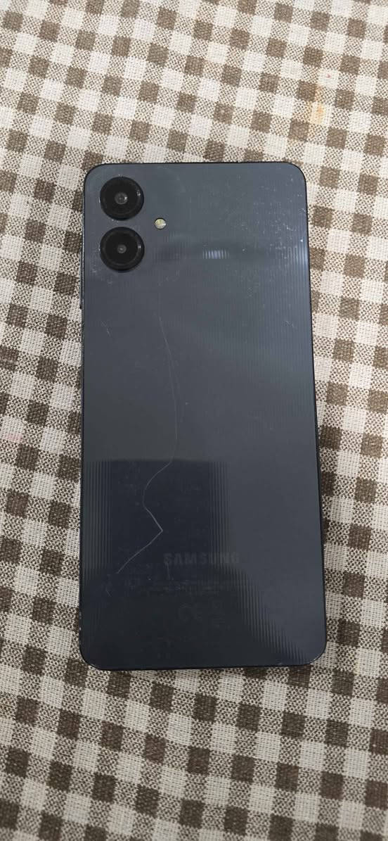 🔥 Samsung Galaxy A06 للبيع بسعر مميز جداً! 📱✨
​جهاز أنيق ونظيف جداً بخصائص متكاملة وأداء ممتاز (موضّح بالصور).
​أبرز المواصفات والمميزات:
​الذاكرة والتخزين: 64 جيجابايت + منفذ خاص لإضافة كارت ميموري (RAM/SD).
​الأمان والحماية: بصمة إصبع جانبية مدمجة بزر الطاقة + فتح القفل عن طريق الوجه (Face Unlock).
​الشحن والبطارية: بطارية ضخمة 5000mAh تدعم الشحن السريع بقدرة 25 واط.
​النظام والتحديثات: يعمل بأحدث نظام أندرويد (Android 16) مع واجهة One UI الحديثة.
​الذكاء الاصطناعي: يدعم ميزات الذكاء الاصطناعي المتقدمة من سامسونج لتحسين تجربة الاستخدام والتصوير.
​الموديل والشريحة: Galaxy A06 (SM-A065F/DS) ويدعم تشغيل شريحتين.
​💰 السعر: 100 ألف دينار (وبي مجال للشراي الجاد)
📞 للتواصل والاتصال: *********** بغداد, العراق
