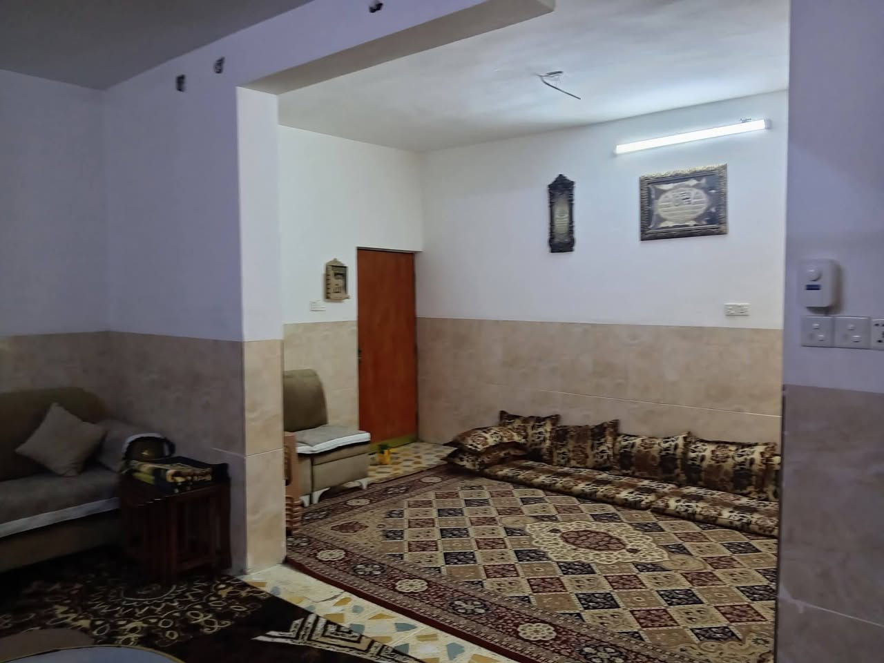 🟥بيت للبيع 300 م ركن
المنطقه 39  حي الزوراء
مقابيل الملعب بشارع 60
 البيت طابق
يحتوي على استقبال وهولين
وغرفتين واحدى الغرف سويت
ومطبخ وصحيات 
البيت نضيف وجاهز للسكن
للاستفسار الاتصال على الارقام☎️
***********
***********
