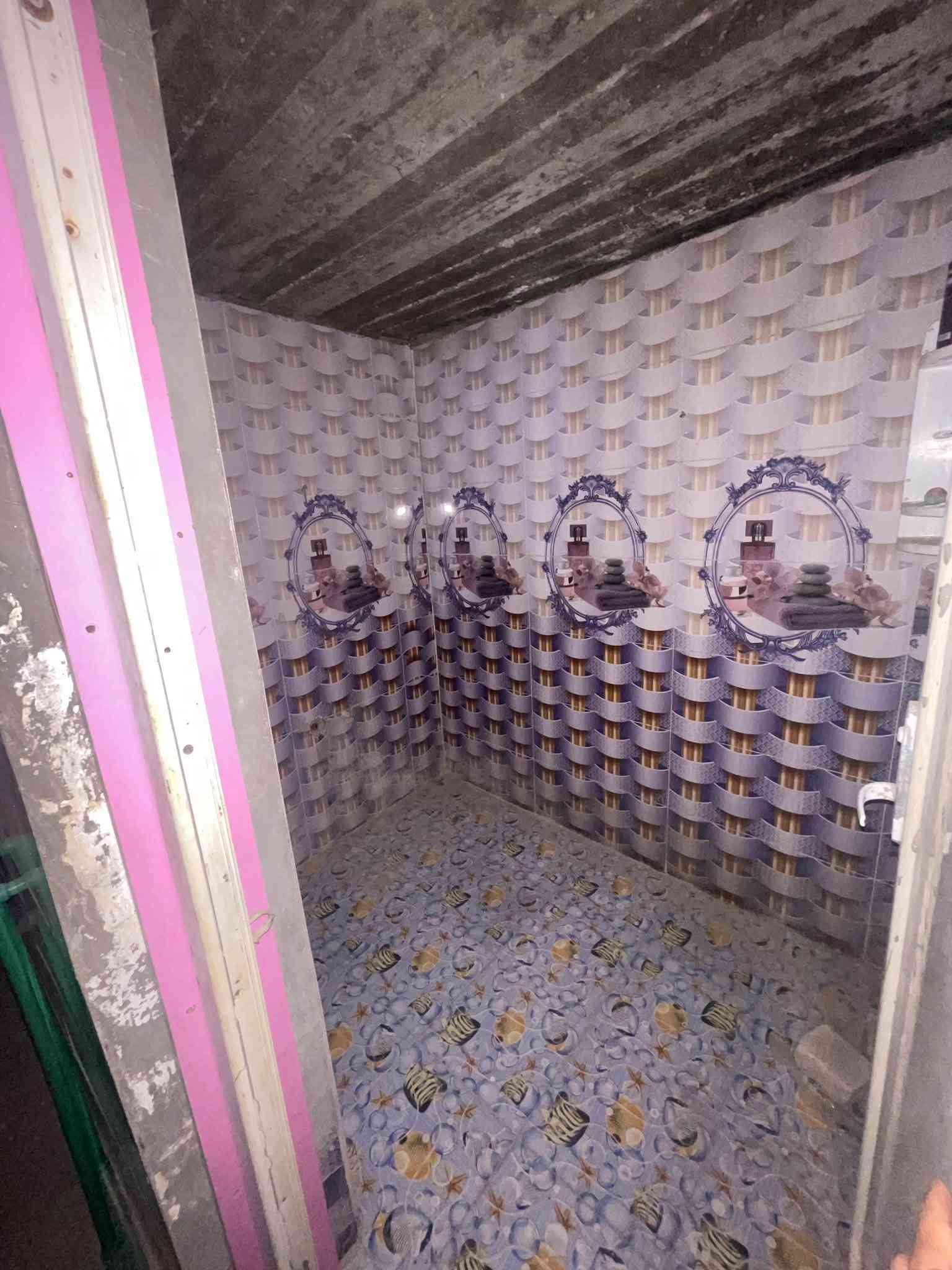 بيت للإيجار بالحيانيه حي المربع مساحه 250 متر غرفتين وصاله واستقبال ومطبخ وصحيات وكراج الايجار 350 الف قفل شامل الكهرباء والماء للاستفسار : ***********
