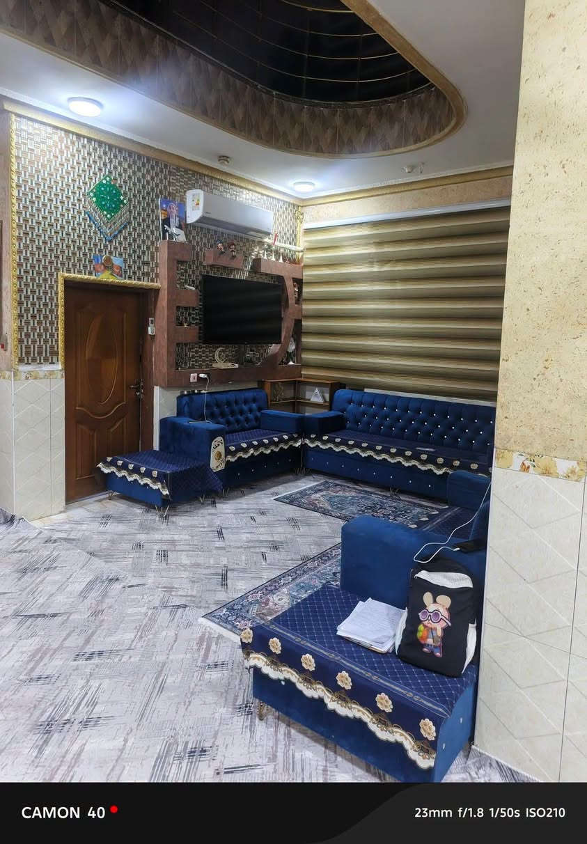 سلام عليكم للبيع دار مساحة (236) طابو صرف بسمي نزل 20 واجهة 11.80 طابقين بناء حديث مال 2018 شغل وبناء البيت درجة اولى للاخير يتكون البيت من كراج يسع سيارة وصحيات خارجيه يتكون الطابق الاول من كنيدور واستقبال ومطبخ حار وبارد وصالتين وغرفه ومجمع صحي و3 مناور وحديقه داخليه يتكون الطابق الثاني من  ثلاث غرف وصاله كبيرا ومجمع صحي ويتكون  على بيتونه وسطح كبير البيت كامل مكمل على اخر حبايه نقص فقط الواجها ما مشتغلها باقي البيت كامل مكمل. 
عنوان البيت / (ديالى بعقوبة التحرير قرب المعهد التقني منطقة الاوقاف قرب الملعب الخماسي مال الاوقاف) . 
السعر /  360 مليون وبيه مجال بسيط 
الرقم/
***********
