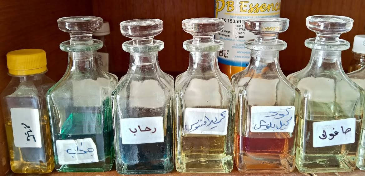 بسم الله 
عطور خلط 
معطر جسم 
للاستفسار 
*********** عدنان شلاش 
*********** قحطان آل شلاش 
مكتب الـملهم  
الزرارية الشارع العام مقابل مرطبات سدن

نص مكتوب في الصور:
- قسم العطورات الخلط الي سأل على عطر توفر ان شاءالله بلاتينيوم / كود كيل بلوش هافوك / گريد افينتوس فندي / گول واتر رحاب / جذاب انا الابيض / ليبدوز 3/غرام الليل @مكتب الملهم دهن العود/ بربري هير ايفون / دنهل احمر لاكوست/ غبار الذهب مكياج / انفيکتوس ون مان شو / چادور خليجي