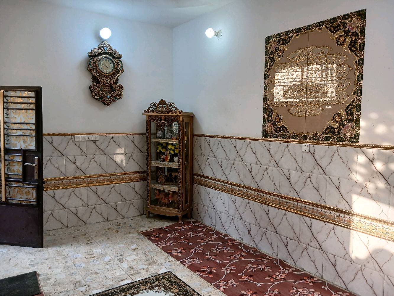 إعلان عن بيع منزل بموقع استثنائي
​تسرّنا دعوتكم للاطلاع على هذا المنزل المعروض للبيع بمواصفات متكاملة وموقع جغرافي لا يُعوض.
​تفاصيل العقار:
​المساحة الإجمالية: 150 متراً مربعاً.
​الموقع: يتميز العقار بوقوعه على فرعين استراتيجيين (شارعين رئيسيين/واجهتين مفتوحتين)، وهو ما يمنحه موقعاً مذهلاً ومميزاً للغاية لا يتكرر، يضمن استقلالية تامة، وسهولة فائقة في الوصول والدخول والخروج من أكثر من اتجاه، ويمنح العقار قيمة استثمارية وسكنية مضاعفة عن بقية العقارات المجاورة.
​المكونات والتقسيم الداخلي:
​غرف النوم: غرفتان بمساحات واسعة وكبيرة جداً.
​غرفة الاستقبال (المجلس): استقبال واسع ومستقل يناسب الضيافة والمناسبات.
​المطبخ والمرافق الملحقة: مطبخ رئيسي مع تـرَك.
​المرافق الصحية: حمامان منفصلان تماماً (حمام شرقي منفصل + حمام غربي منفصل).
​المنافع: منور داخلي.
​للتواصل والاستفسار:
​للحصول على تفاصيل السعر وترتيب موعد لمعاينة العقار، يرجى التواصل عبر:
​رقم الهاتف: ***********
​أشكركم جزيل الشكر على وقتكم واهتمامكم، ونسعد بتواصلكم معنا في أي وقت.