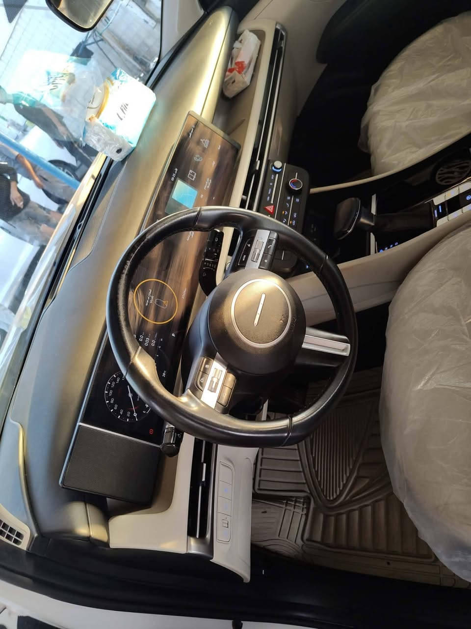 ​🚘 هيونداي توسان (الشكل الجديد) للبيع 🚘
متوفرة الآن سيارة هيونداي توسان موديل حديث، لون أبيض مميز، بحالة ممتازة جداً ونظيفة جداً كما موضح في الصور.
​أبرز المواصفات:
✅ الشكل الجديد والجذاب بإضاءة LED أمامية مميزة.
✅ رقم أربيل المميز: 22 G 93316.
✅ شاشة لمس كبيرة وعدادات رقمية حديثة.
✅ تحكم ستيرنج متكامل.
✅ تكييف لمس منفصل للراكب والسائق.
✅ حساسات خلفية وكاميرا خلفية.
✅ برادي جانبية للأبواب الخلفية.
✅ ويل كب رياضي.
✅ مسند يد خلفي مع حوامل أكواب.
​السيارة بحالة ممتازة وجاهزة للاستخدام الفوري. للمهتمين وللمزيد من التفاصيل أو المعاينة، يرجى التواصل عبر الرسائل الخاصة أو الاتصال على الرقم: [***********]
​📍 موقع السيارة: الديوانية
