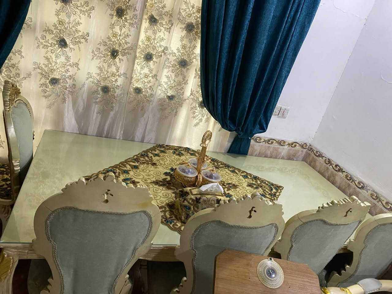 ميز طعام • ١٠مقاعد • ملكي