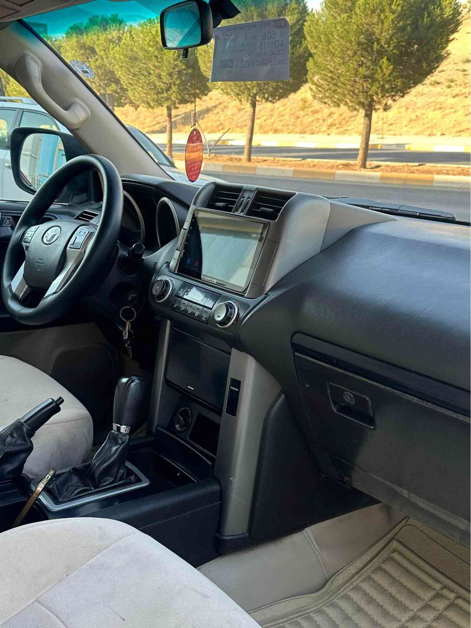 Toyota prado 2011 
٢٠٠ هه زار كم رويشتووه 
بسته ك بوياغى هه يه له ده ركه ى 
هه زه و پاكانه ى قانونى بؤ كراوه هيچ كيشه نيه له مرور و مفرزه سعرى ١٤٥ كه ميك مجال 
*********** أربيل, العراق
