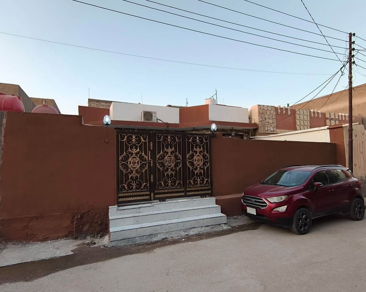 🏠 للبيع بيت سكني بمساحة 240 م² في الحصوه حي الانتصار

📐 الواجهة: 12 م
📏 النزال: 20 م
🧱 بناء طابوق جمهوري، سنة البناء 2016 رقم القطعه١٠/٥٠٦ 
✨ تفاصيل البيت:
*ارتفاع البناء عن الشارع تقريبا متر
* غرفة نوم رئيسية 4×5 م
* غرفة نوم أطفال 3×4 م
* استقبال 4×7 م
* مطبخ حار بارد
* مطبخ جاهز كامل ضمن البيت
*مجموهة صحيات خارجيه وداخليه
*الارضيه ٢٤٠م مطبك كرانيت
* شبابيك ألمنيوم وبيبان قاصه 
* السطح ايزوكام 
* سبلت توسوت تلاثه طن وسبلتين ثنين طن ضمن البيت

🏡 بيت مرتب ومتكامل ومناسب للسكن العائلي.
📞 للاستفسار والتفاصيل:***********     ***********
