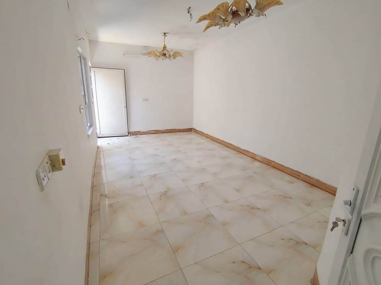 شقة للايجار طابق ثاني غرفة استقبال مطبخ 

صحيات طريق بغداد خلف مرطبات السيد 

إيجارها ٢٥٠ نهايتها

***********

***********
